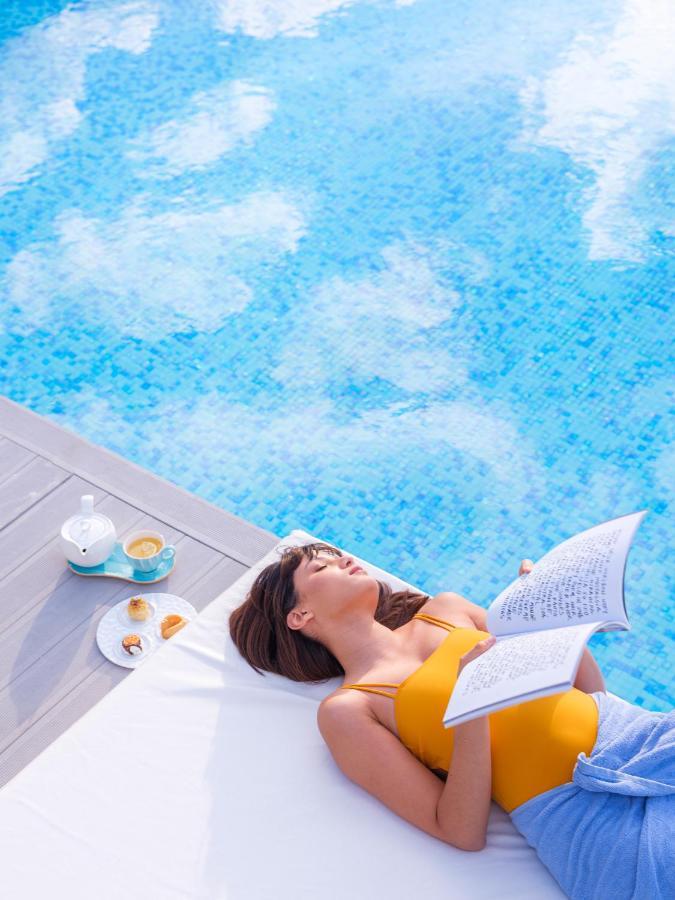 Hotel The View Bouznika Exterior foto A woman sunbathing