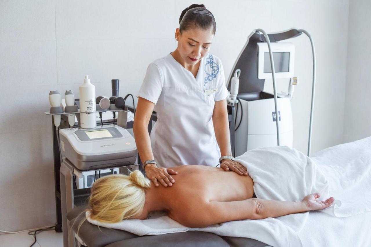 Hotel The View Bouznika Exterior foto A woman receiving a massage
