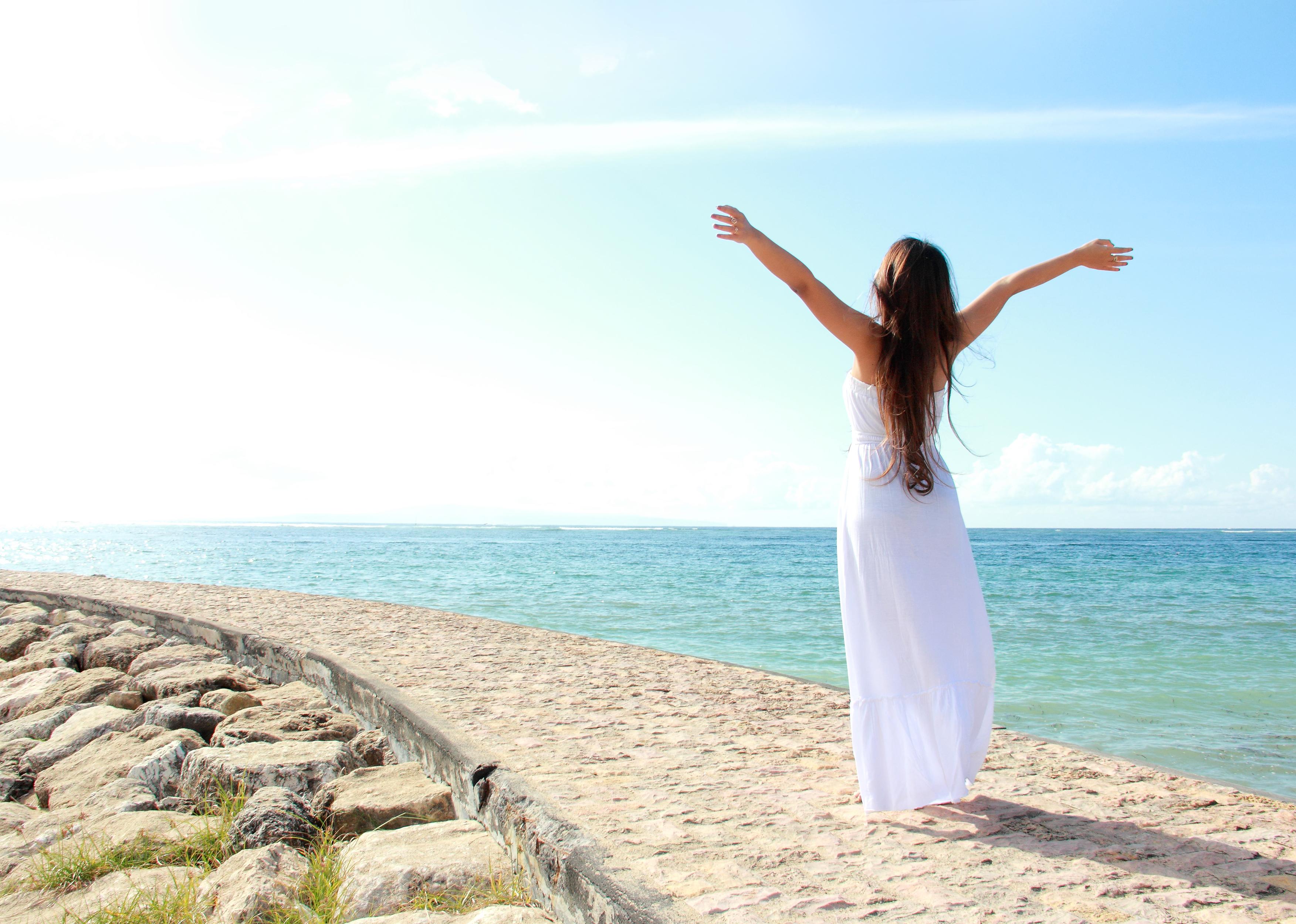 Hotel The View Bouznika Exterior foto A woman in a white dress
