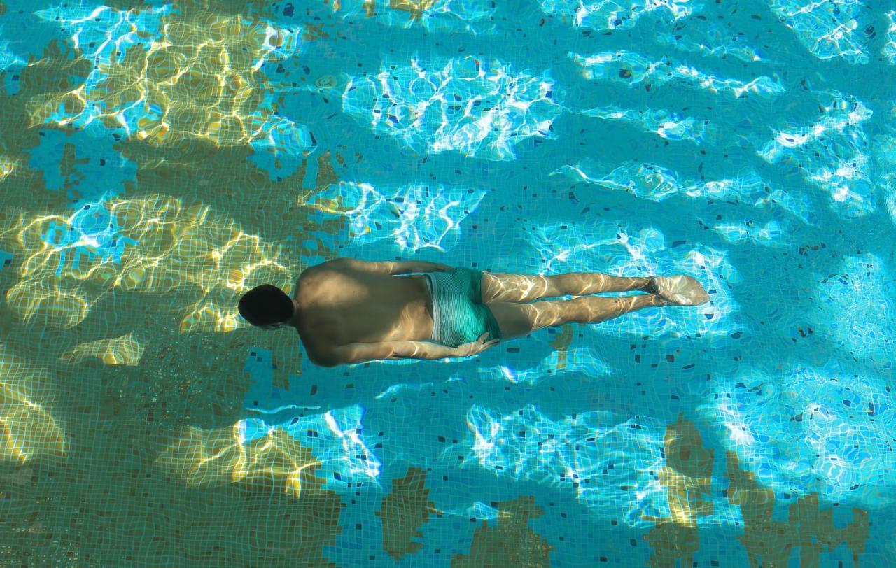 Hotel The View Bouznika Exterior foto A swimmer in a pool